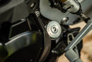 Lockable oil plug with discreet, single-piece design, with zero mechanism