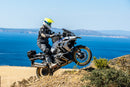 Limit and dampen the steering angle in the event of a fall, even before the standard steering stops are reached with full force