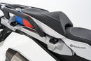 Not only integrates into the colour scheme of the HPs, but also accents it with the flanks partially contrasted in white, blue and red