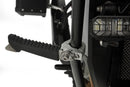 The practical and comfortable crash bar foot rests allow relaxed riding, even on long trips. 