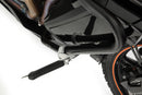 The practical and comfortable crash bar foot rests allow relaxed riding, even on long trips. 