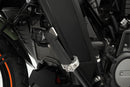 The practical and comfortable crash bar foot rests allow relaxed riding, even on long trips. 