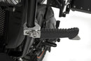 The practical and comfortable crash bar foot rests allow relaxed riding, even on long trips. 