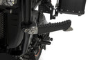 The practical and comfortable crash bar foot rests allow relaxed riding, even on long trips. 