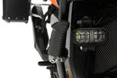 The practical and comfortable crash bar foot rests allow relaxed riding, even on long trips. 