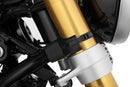 Limit and dampen the steering angle in the event of a fall, even before the standard steering stops are reached with full force